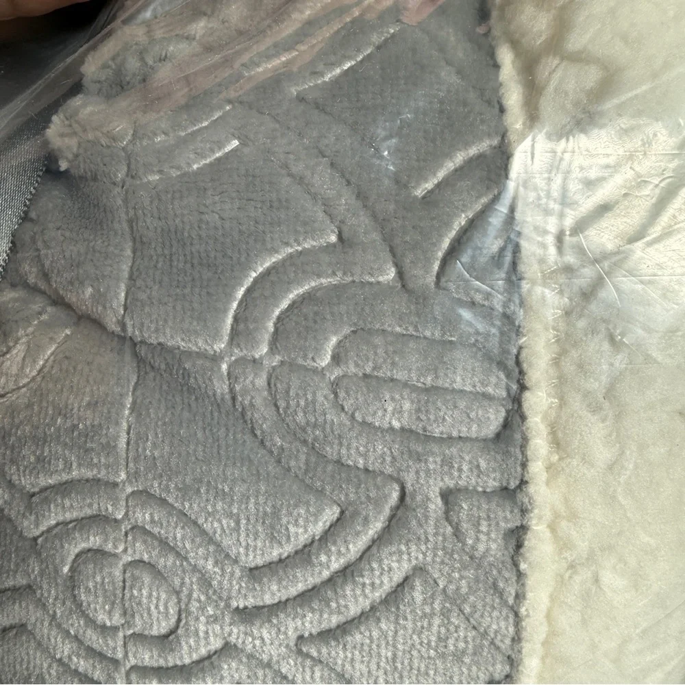 🆕 ✨ Madison Park Oversized Plush Throw Blanket – Grey 60” X 70” 🩶🤍🩶 NWT - Picture 15 of 16